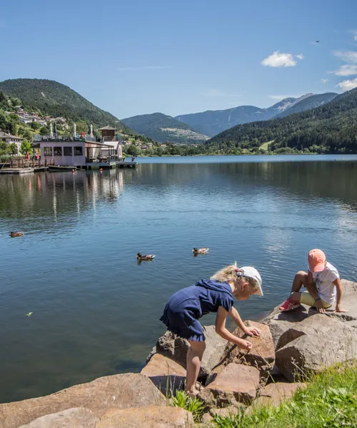 Bambini, parco giochi, giocare all'aperto, vacanza in famiglia